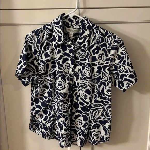 Floral and Patterned Women’s Shirt Collection. Nine Pieces - Picture 6 of 10